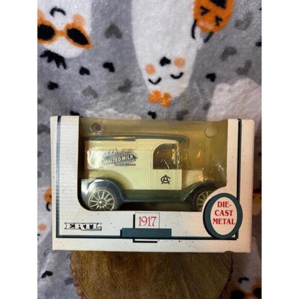 Ertl 1917 White Truck Coors Pure Malted Milk Die-Cast Bank NIB